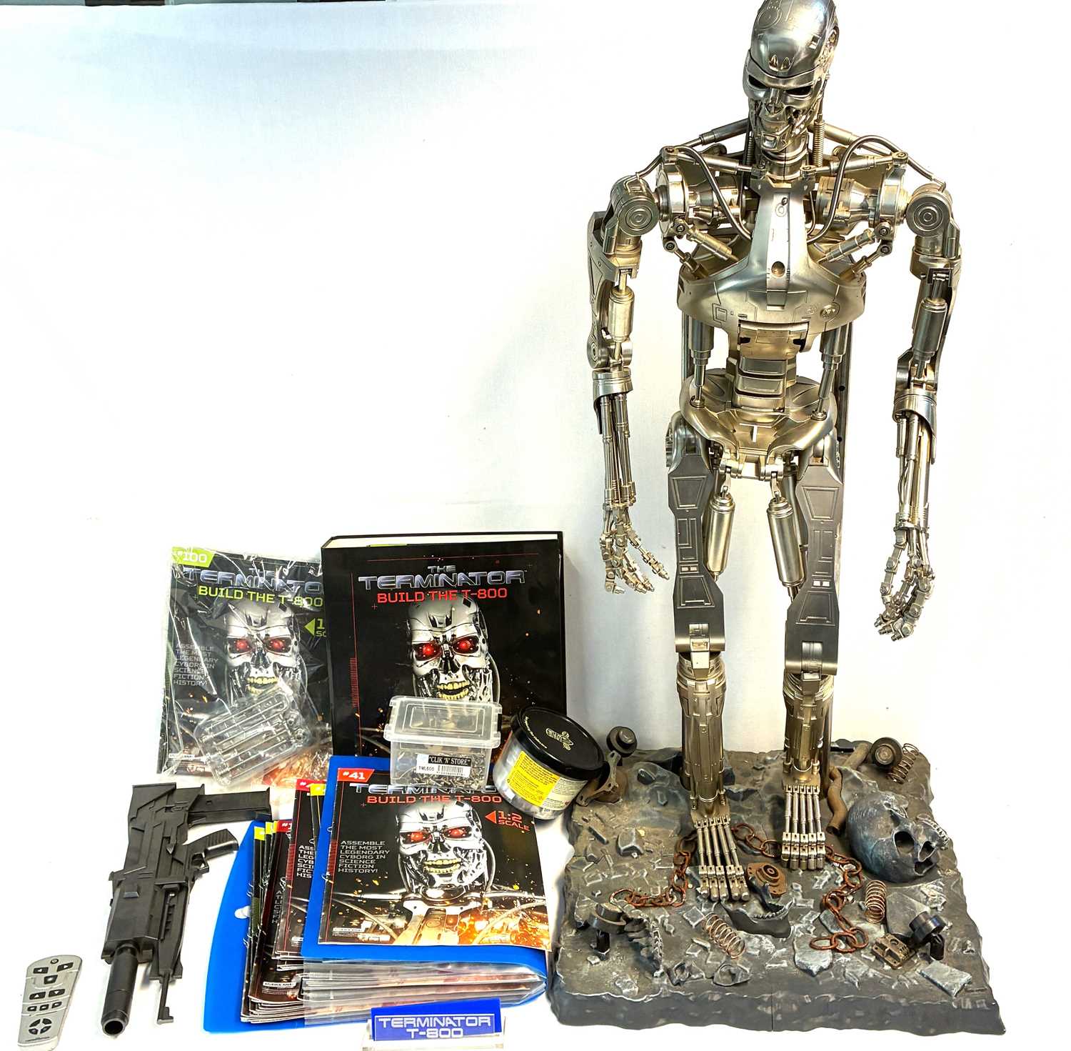 309 - Hachette The Terminator Build the T-800 1:2 scale model (fully assembled) 95cm tall