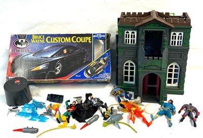 Lot 495 - Selection of Kenner Batman figures, vehicle and play-set