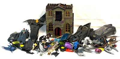 Lot 496 - Selection of Kenner Batman figures, vehicle and play-set